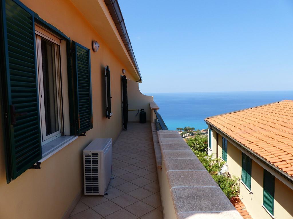 Chic Apartment In Parghelia Italy Eksteriør billede