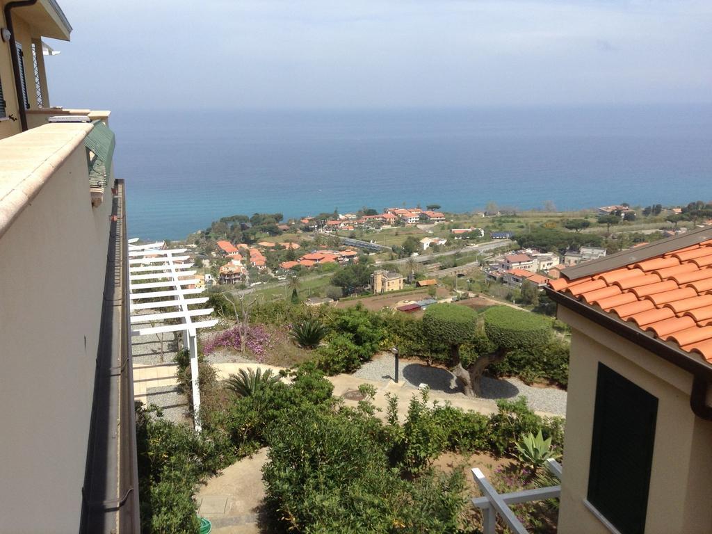 Chic Apartment In Parghelia Italy Eksteriør billede